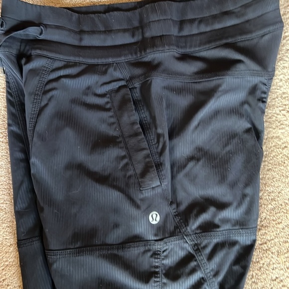 Lululemon capri length pants 4 - Picture 4 of 5